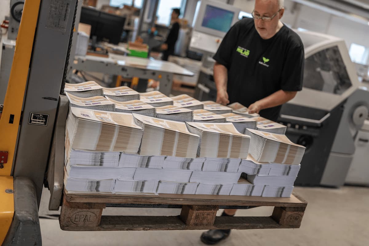 Stakke af færdigproducerede tryksager på en palle hos KLS PurePrint