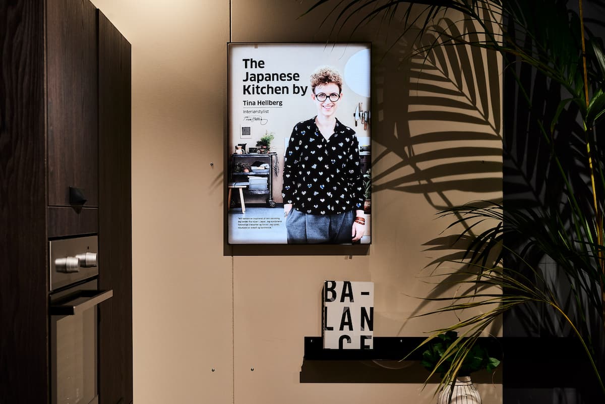 Belyst plakatdisplay med The Japanese Kitchen i en køkkenudstilling