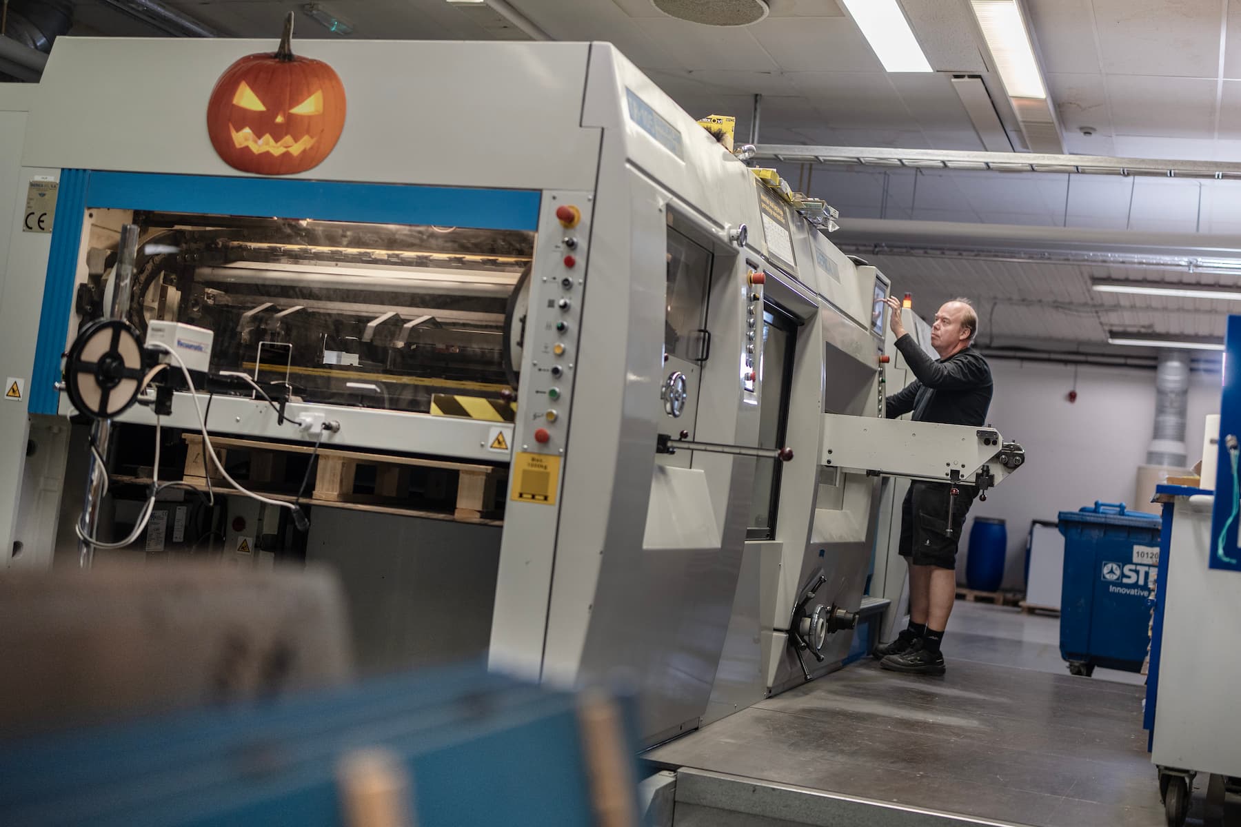 Medarbejder hos Bording betjener maskine i printproduktionen