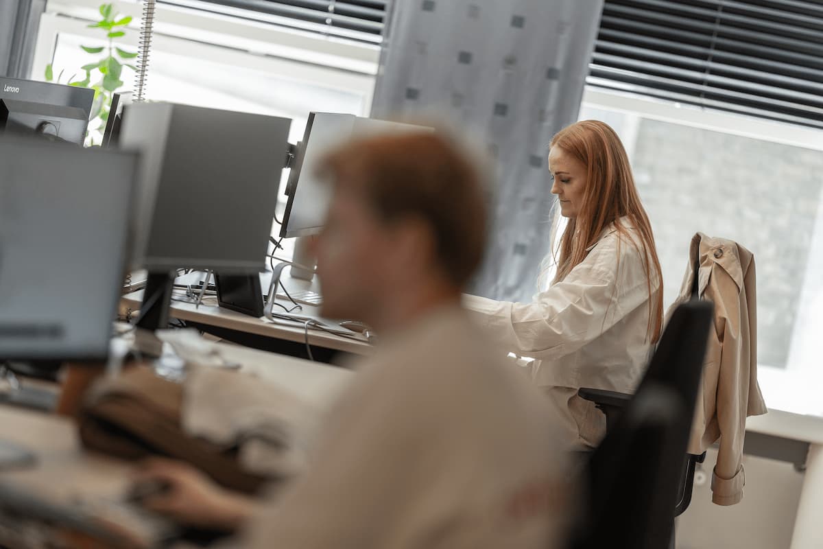 Medarbejdere hos Bording Danmark arbejder ved computere