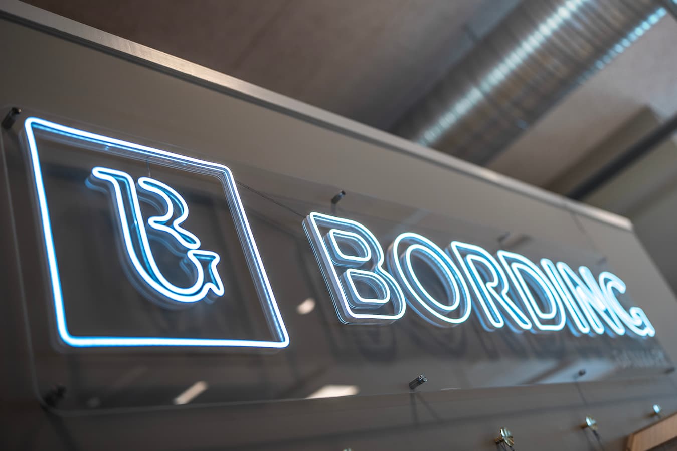 LED-lysskilt med Bording Danmarks logo
