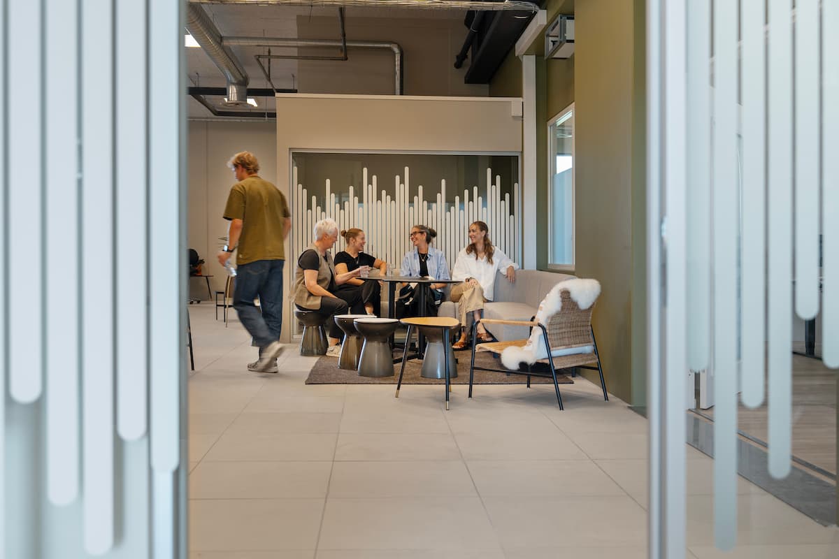 Medarbejdere hos Bording Danmark i uformelt møde i loungeområde
