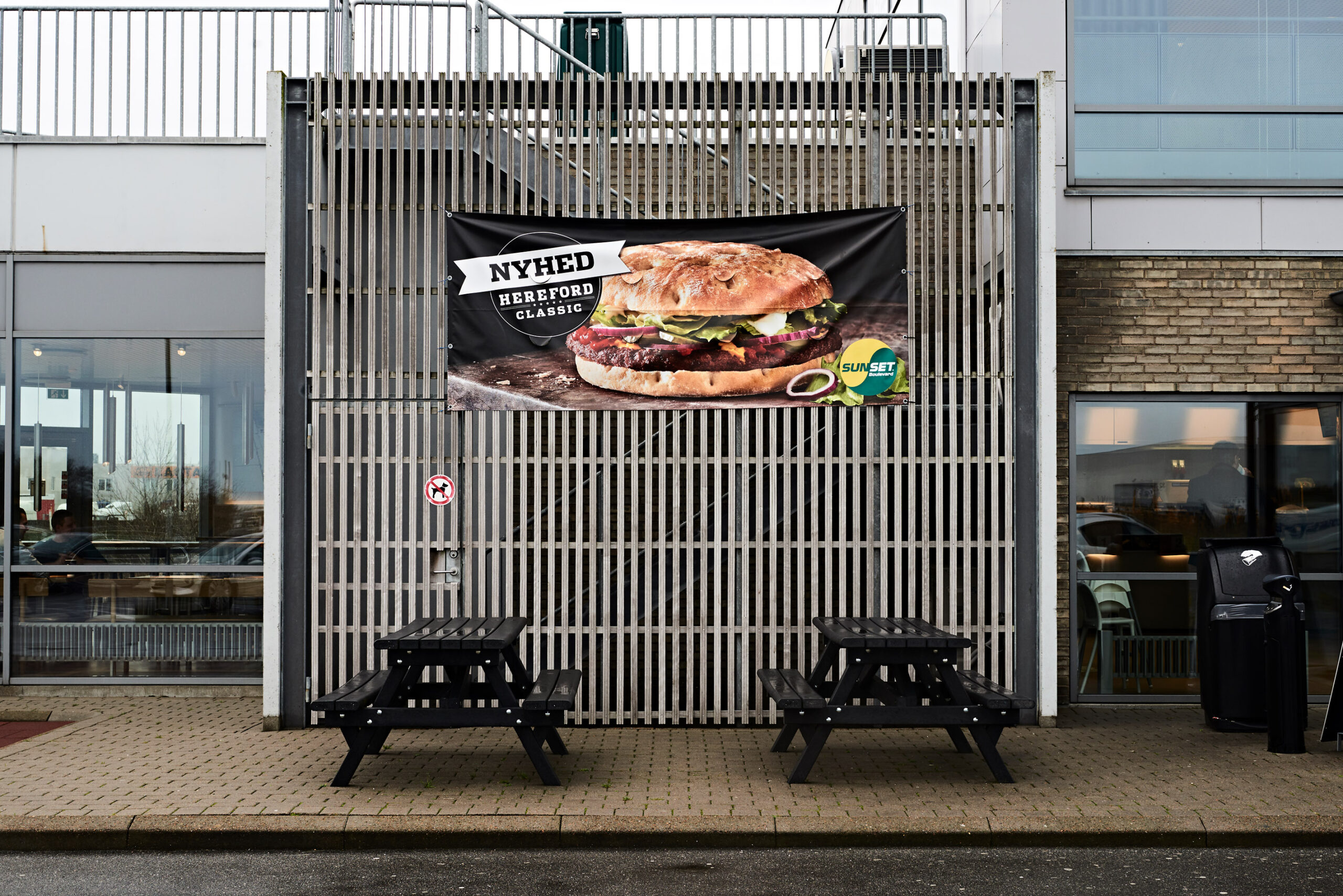 Udendørs reklamebanner for Hereford Classic hos Sunset Boulevard