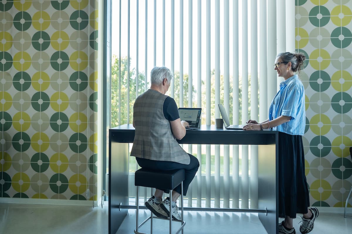 Medarbejdere hos Bording Danmark arbejder sammen i kontormiljø