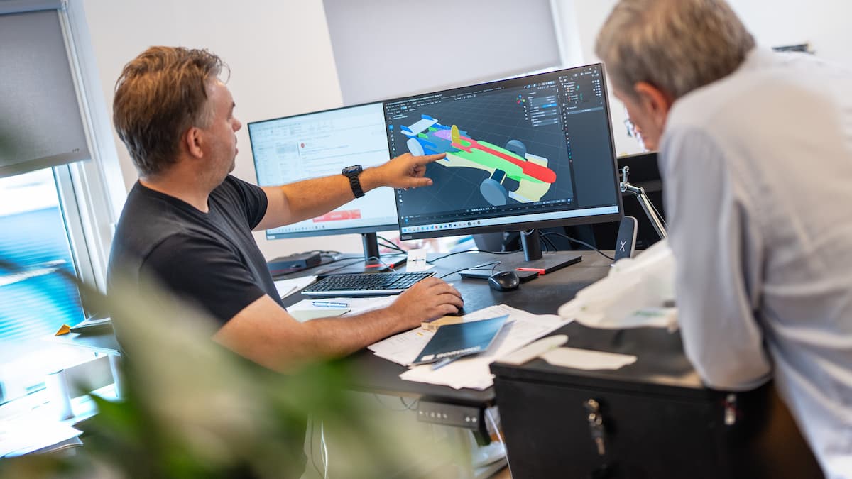Medarbejdere hos Bording Danmark gennemgår 3D-design af prototype